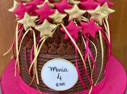 Bolo Ganache com Estrelas